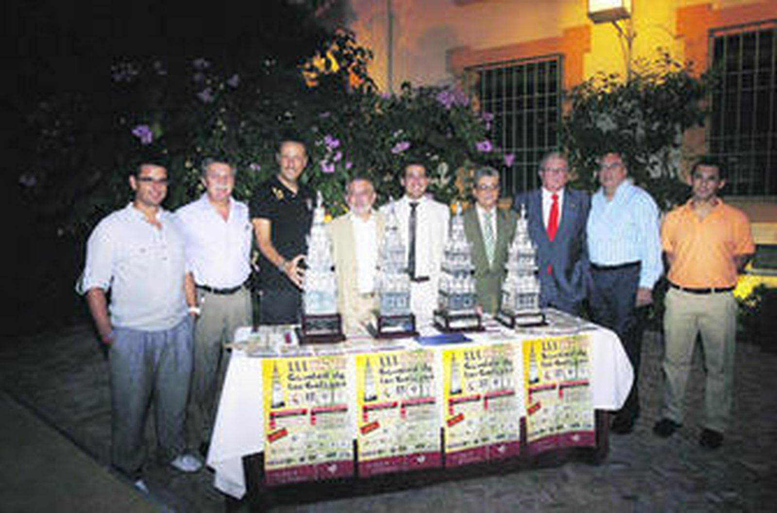 Las autoridades municipales, junto al presidente Rafael Jaén, posan con los trofeos.
