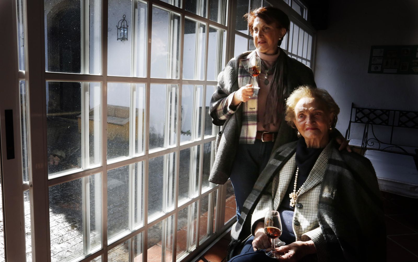 Pilar Pla y Carmen Borrego, dos generaciones del matriarcado al frente de Maestro Sierra en la plaza Silos, ayer en la bodega.