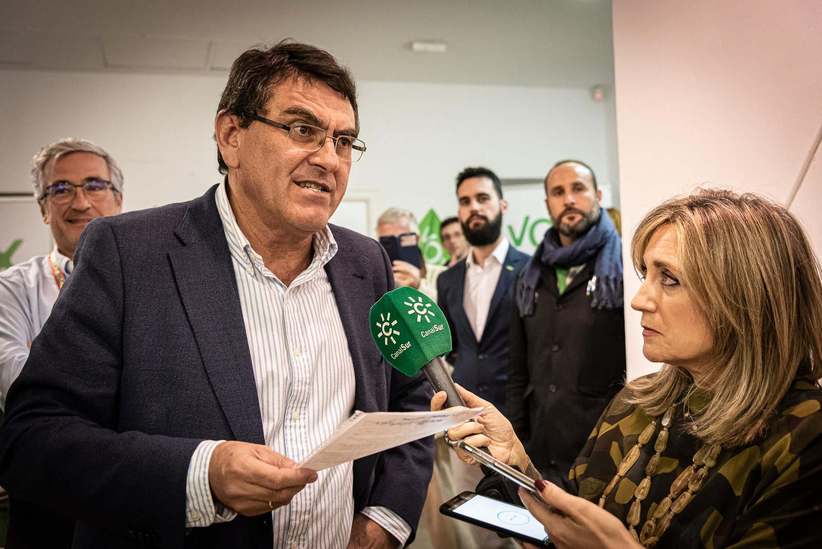 Imágenes de la jornada electoral en la sede de VOX en Huelva