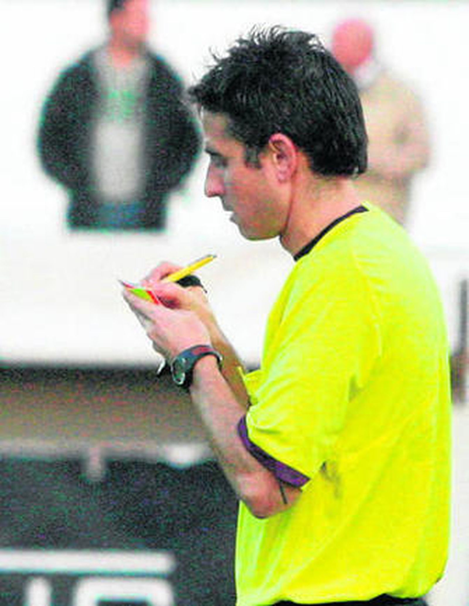 Carlos López López apunta una amonestación, ayer en La Línea.