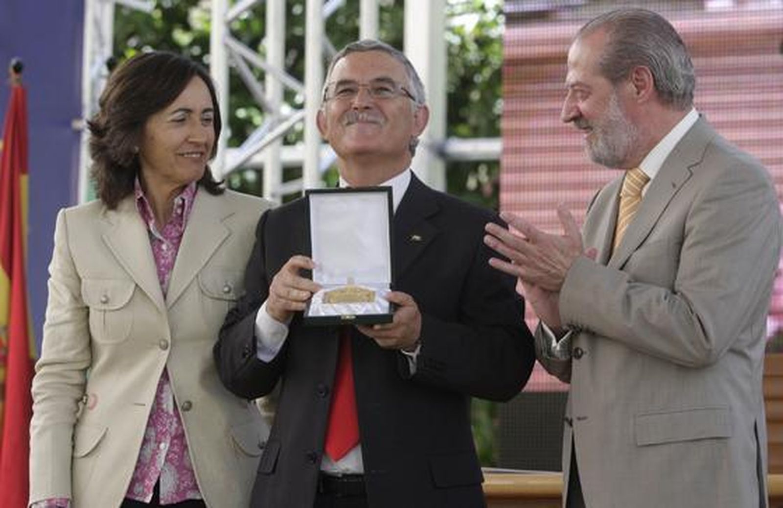Placa de Honor en reconocimiento de la labor realizada por la Asociación Provincial Sevilla de Cronistas e Investigadores Locales (ASCIL).