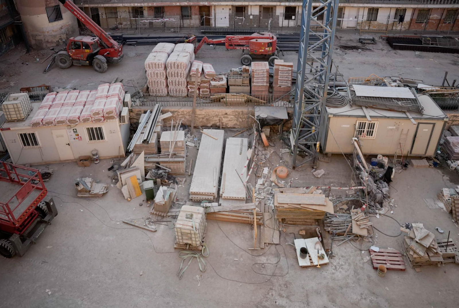 Las obras de rehabilitación en el edificio El Patio de Almería