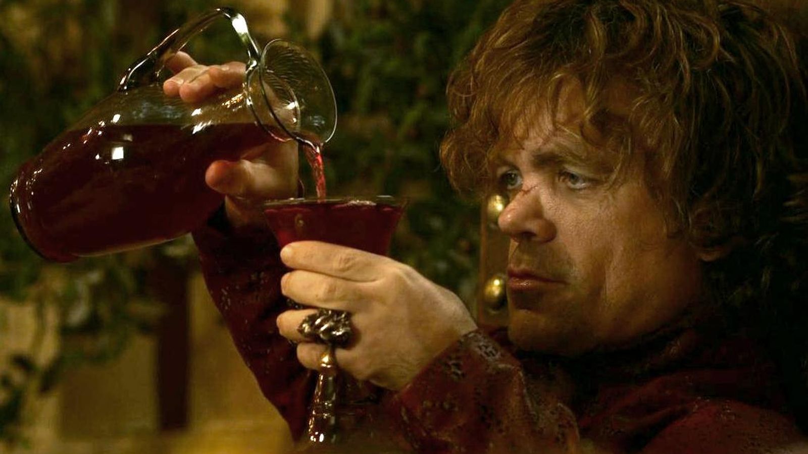 Tyrion Lannister se sirve una copa de vino.