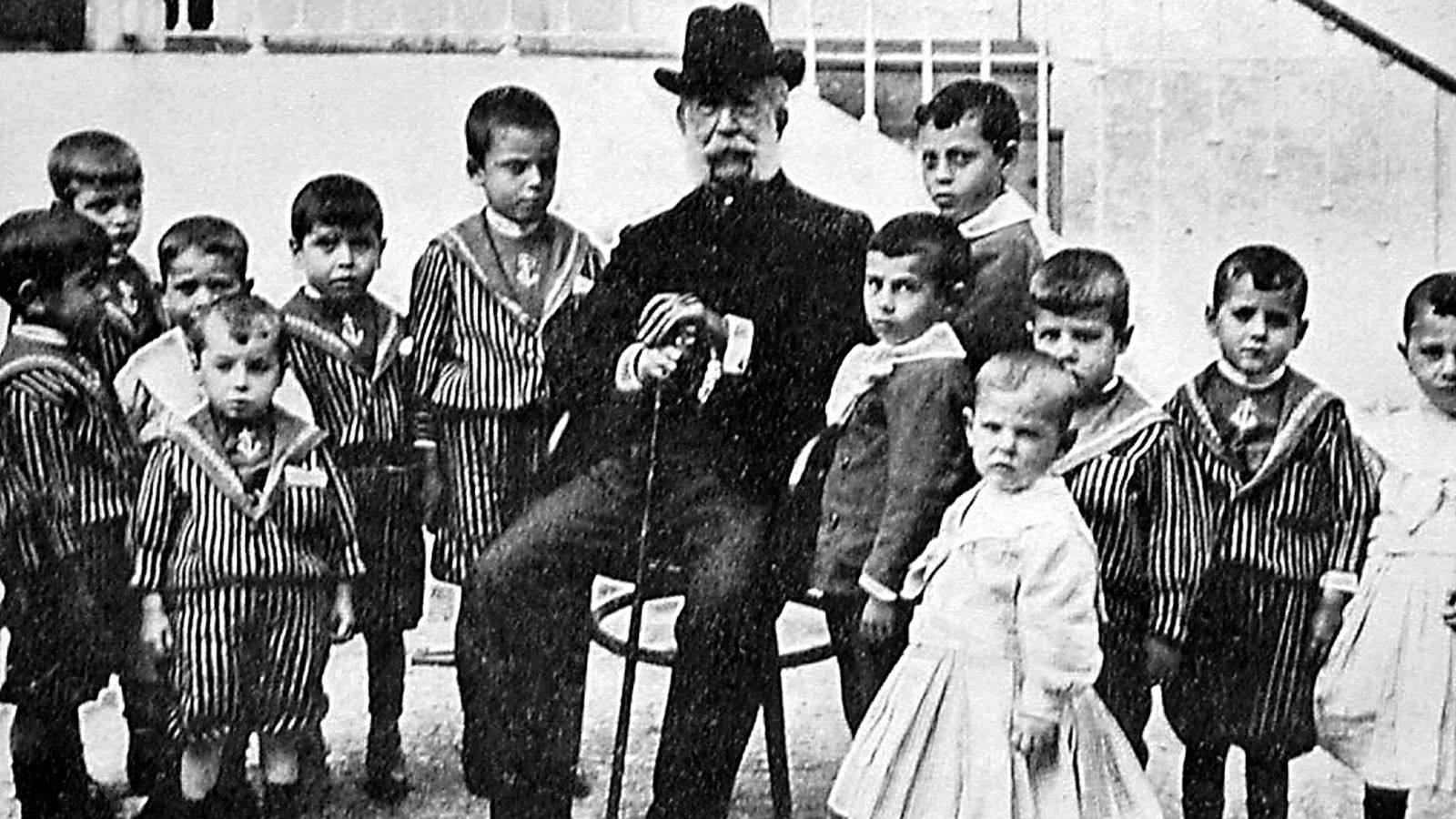 José Moreno de Mora, rodeado de pequeños.