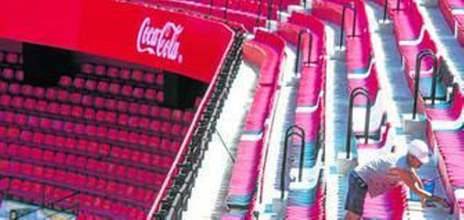 Imagen del voladizo del Sánchez-Pizjuán, con el considerable aumento de las planchas publicitarias que reducen la visibilidad.