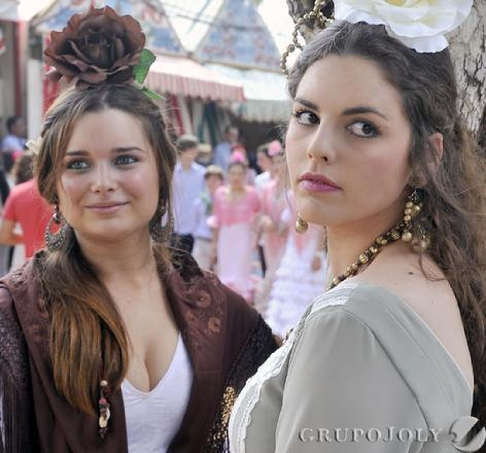 Dos jóvenes en el Real vestidas de flamenca.

Foto: Juan Carlos Vázquez