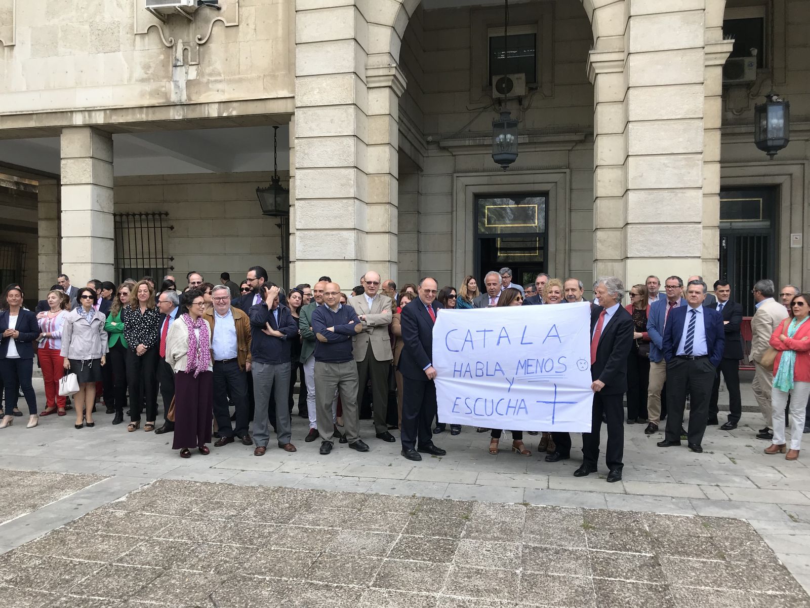 Protesta de jueces y fiscales sevillanos a las puertas de la Audiencia.