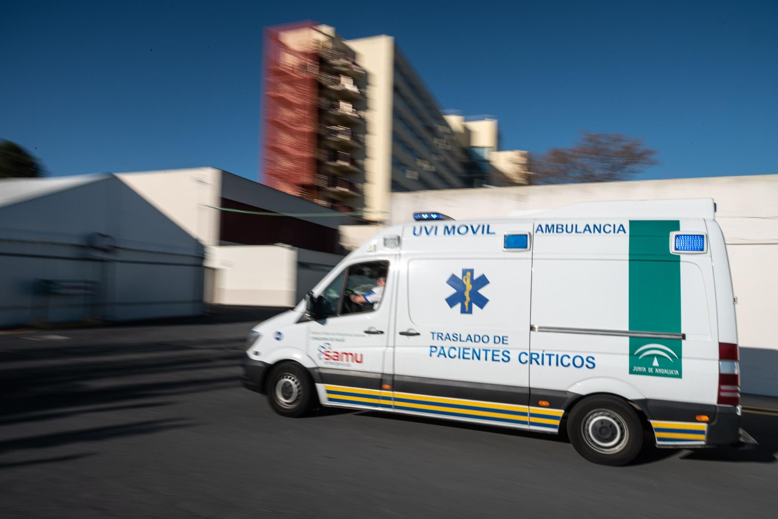 Paso de una ambulancia por el recinto del hospital Infanta Elena durante la jornada de este martes.