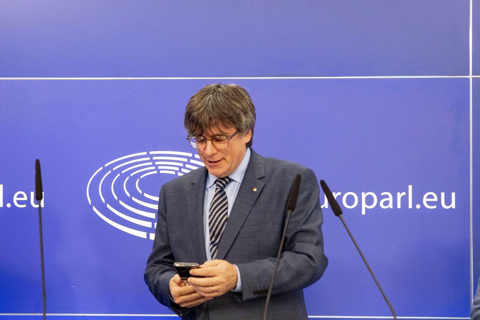 Carles Puigdemont mira el móvil