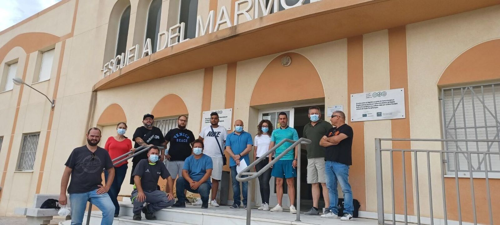 Alumnado de manipulación de cargas en la Escuela Mármol