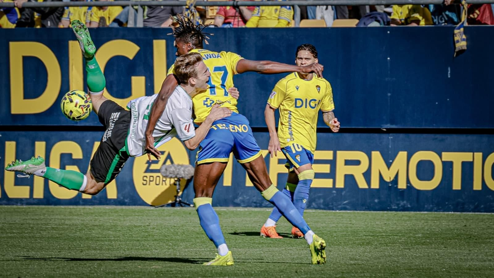 Dawda puga por el balón con un jugador del Racing.