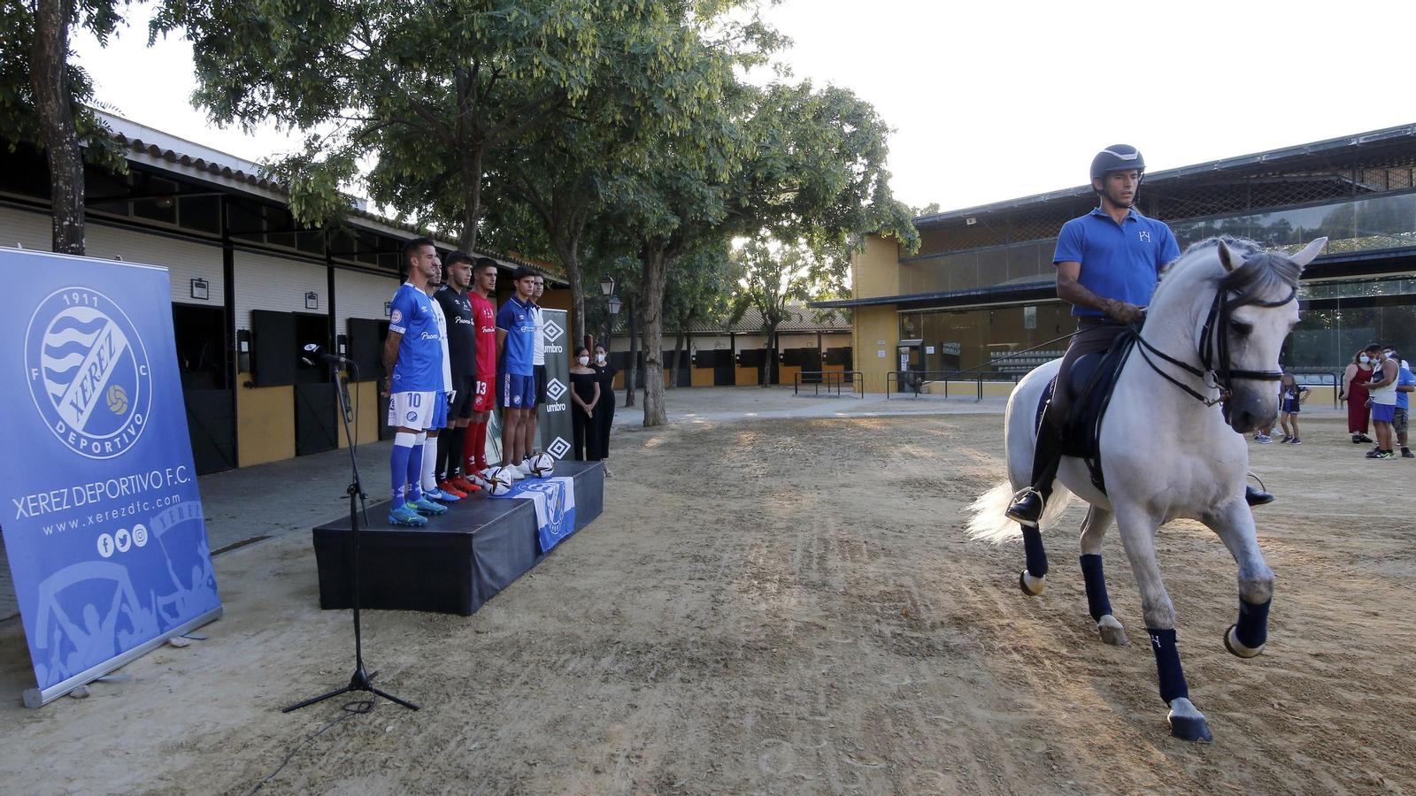 Imágenes de la presentación de las camisetas del Xerez DFC en la Yeguada de la Cartuja