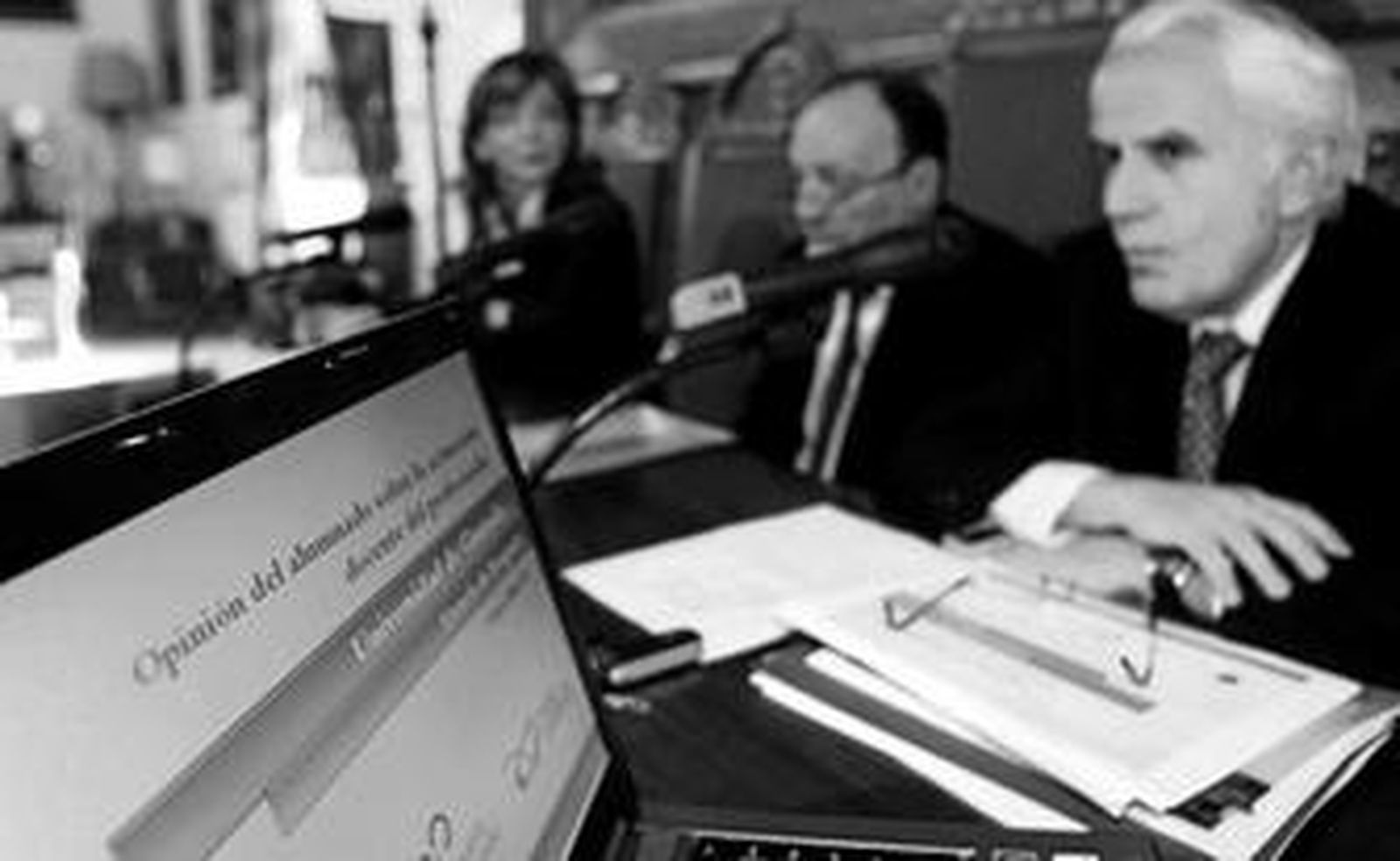 González Lodeiro flanqueado por María José León y por Antonio Pascual.