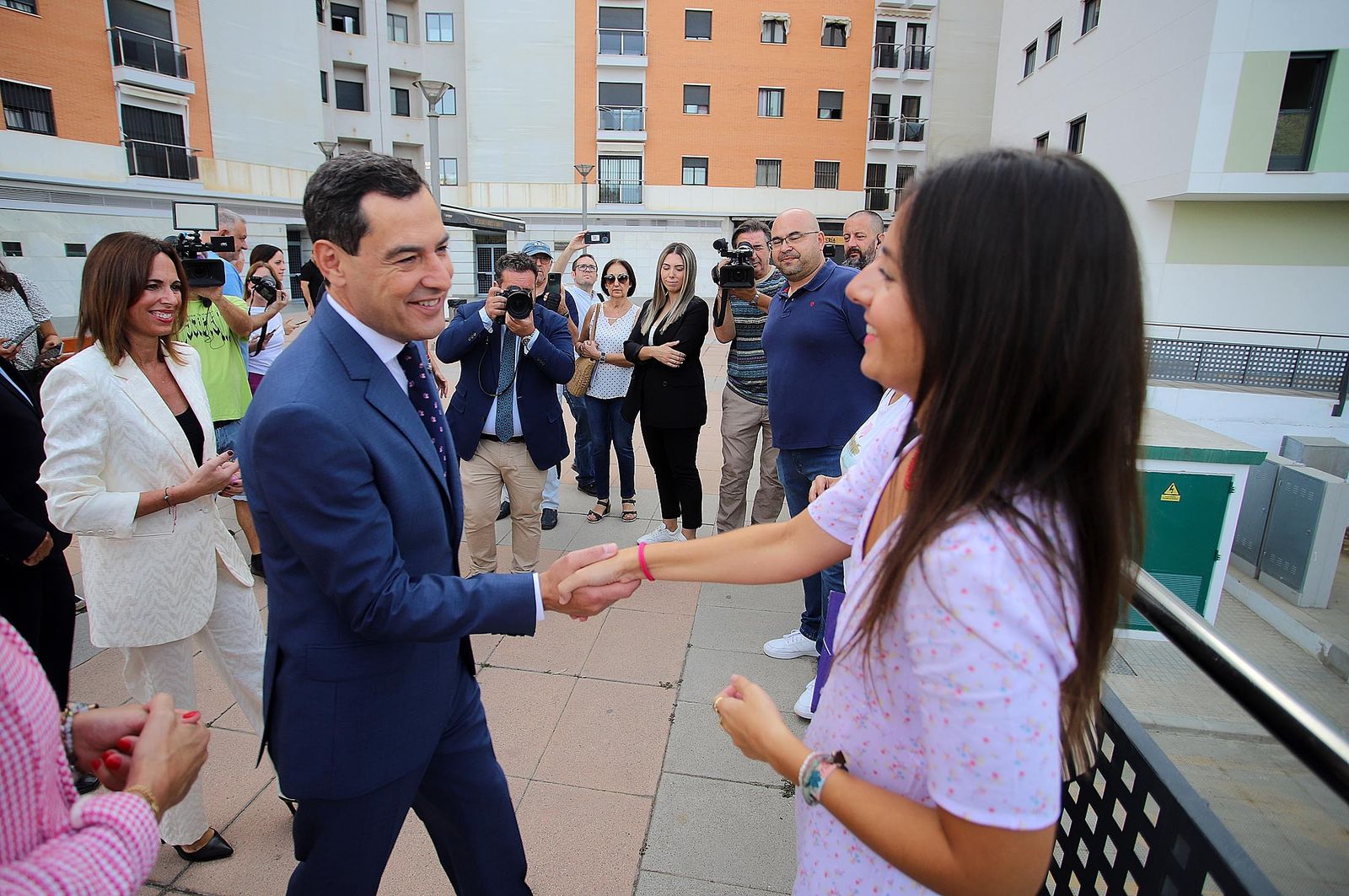 Imágenes de la visita de Juanma Moreno a la promoción de viviendas "Pescadería" en Huelva