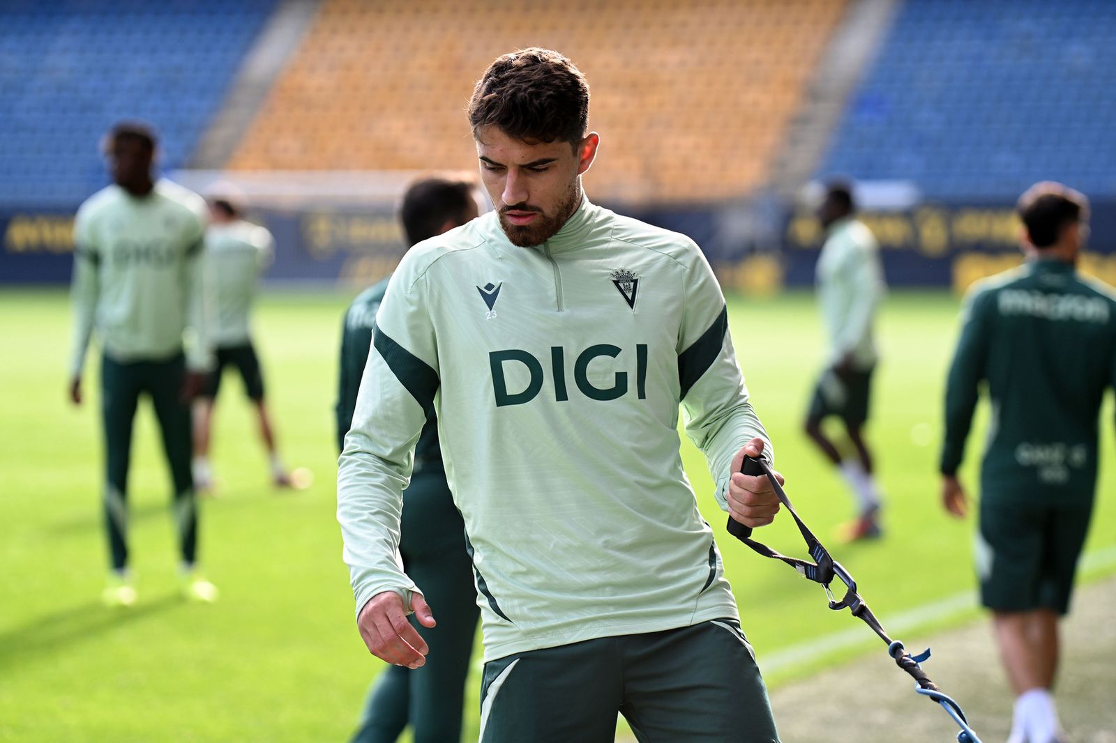 Entrenamiento del primer equipo en el estadio sin espectadores.