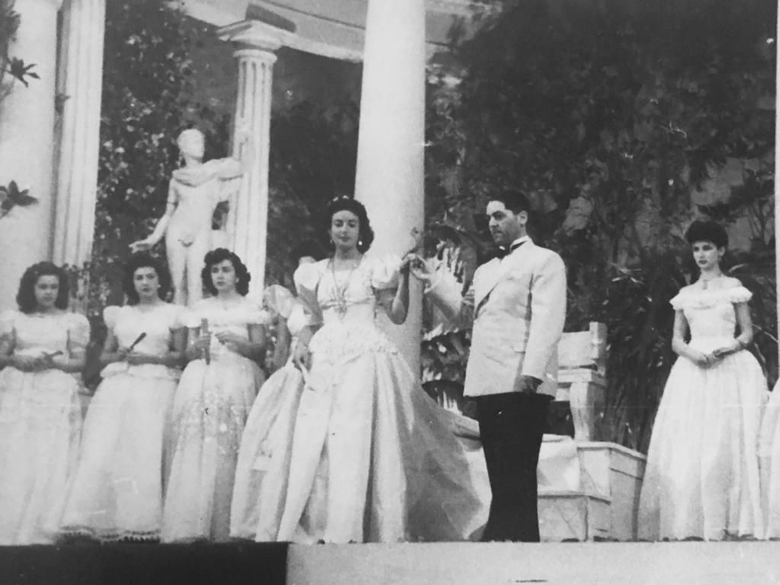 María de Sobrino, reina de los Juegos Florales de 1944, en los cuales le acompañaron como  damas Carmen Aranda, Carmen Lahera, Carmen Moreno, Cándida Paredes, Mercedes Abarzuza, Teresa Patero, Carmen García de Sola y María Teresa Cuvillo Mora-Figueroa.