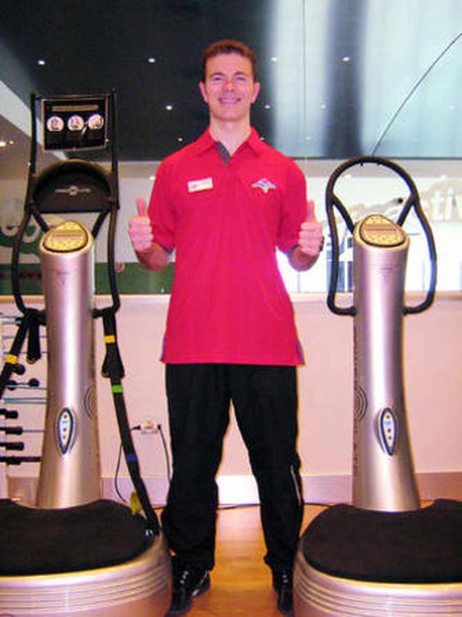 Pedro Roca, con los pulgares alzados, en una sala del gimnasio.