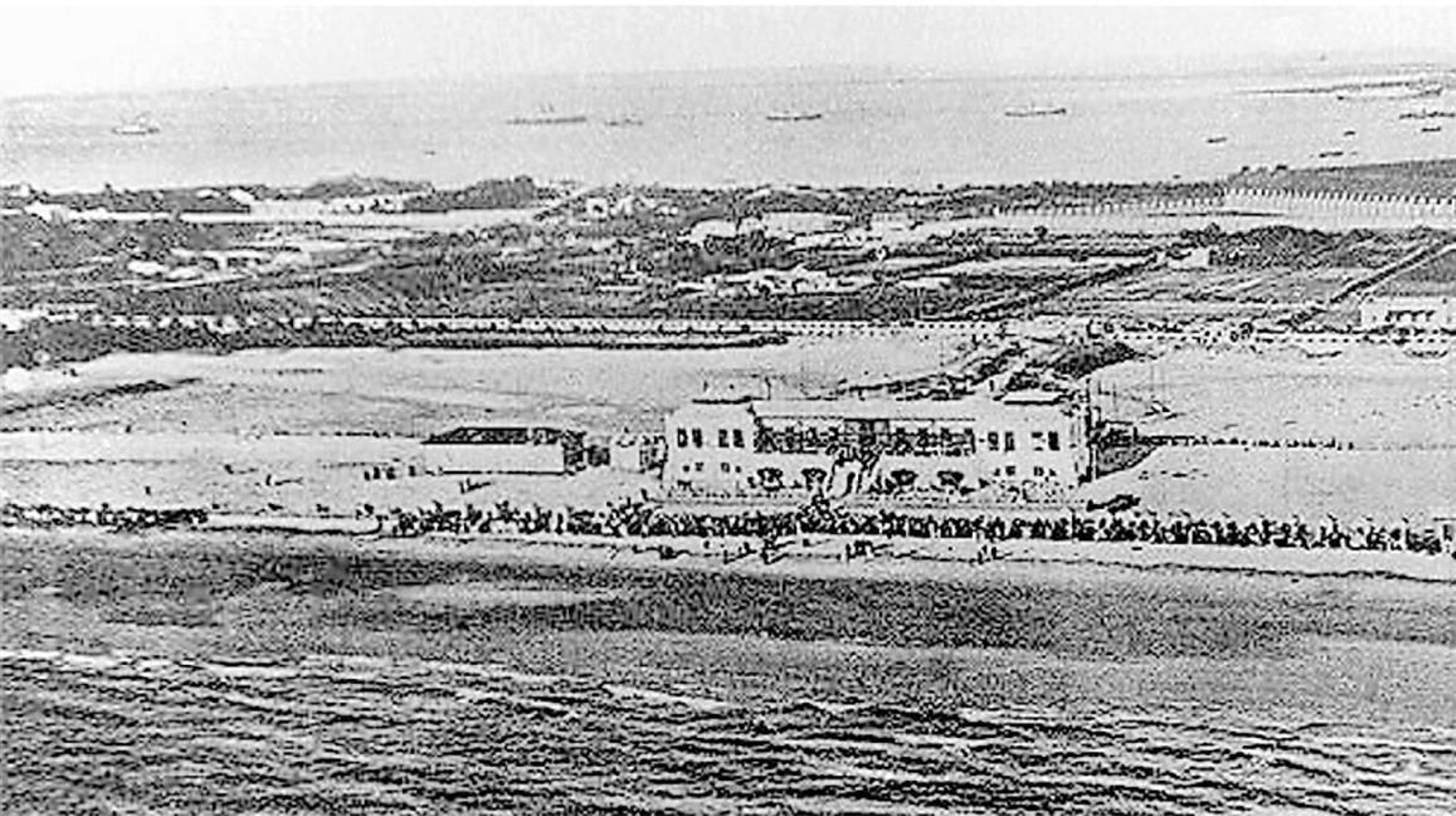 Balneario levantado en la desierta playa 'del Sur' en la zona de la Victoria