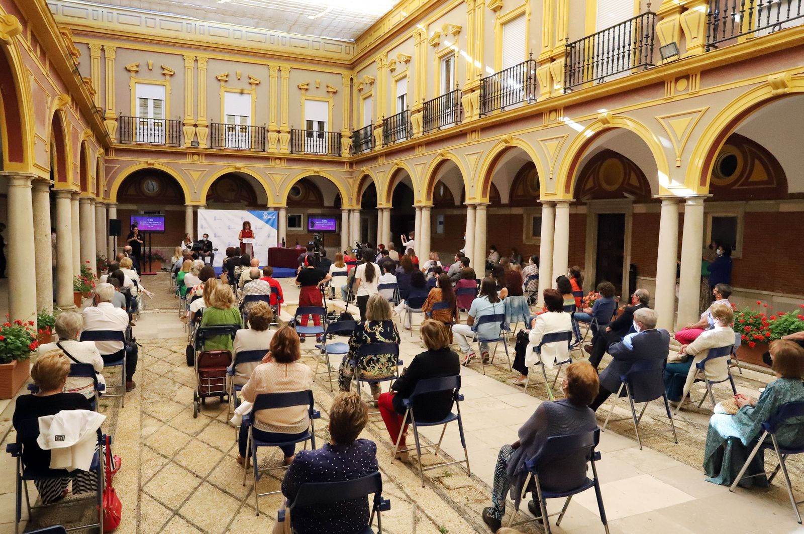 Imágenes de la entrega del Premio Marismas a Juana Carrillo y a Gabriela de la Fuente en su XIX edición