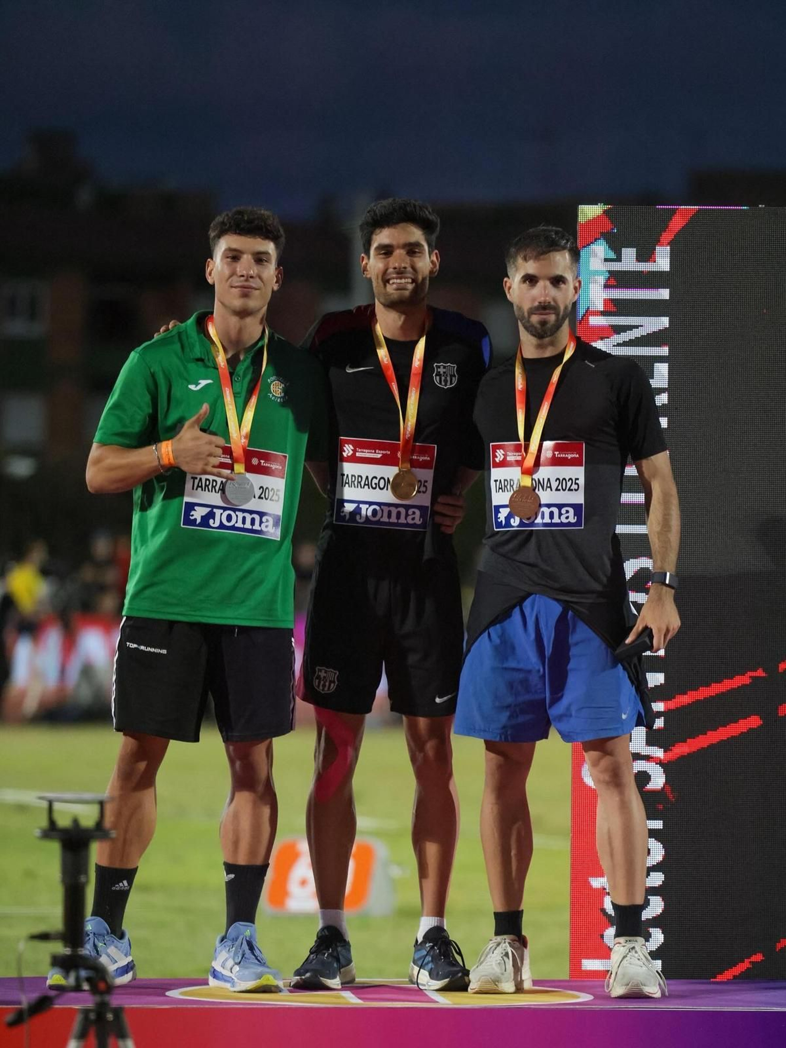 Héctor Santos posa con la medalla de oro.