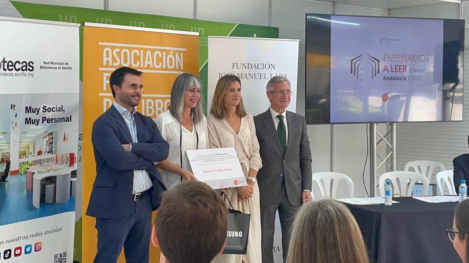La profesora jerezana Almudena Catalán recogiendo el premio por su proyecto de biblioteca innovadora.