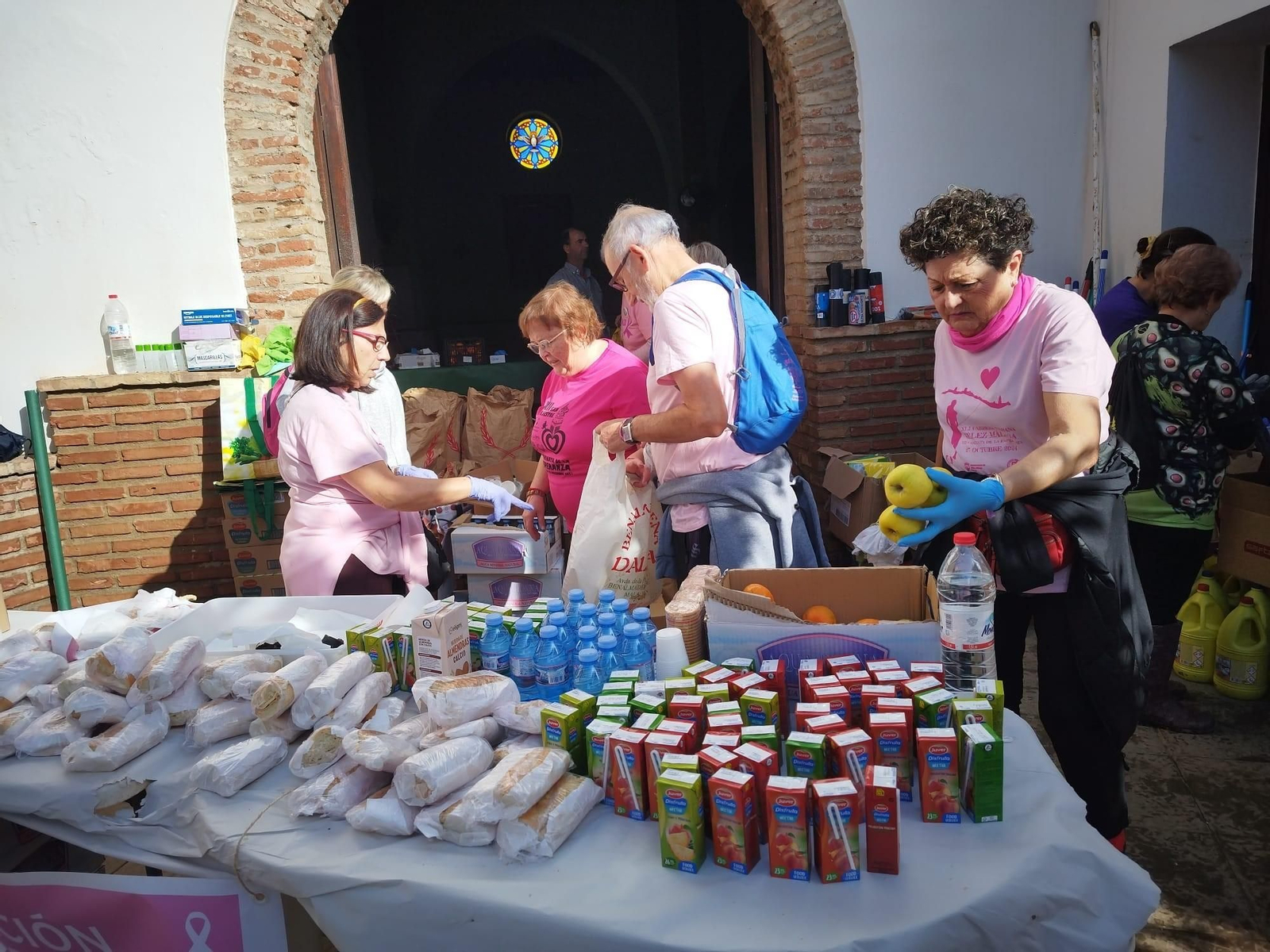 Los voluntarios de la DANA: decenas de personas limpian las calles de Benamargosa (fotos)