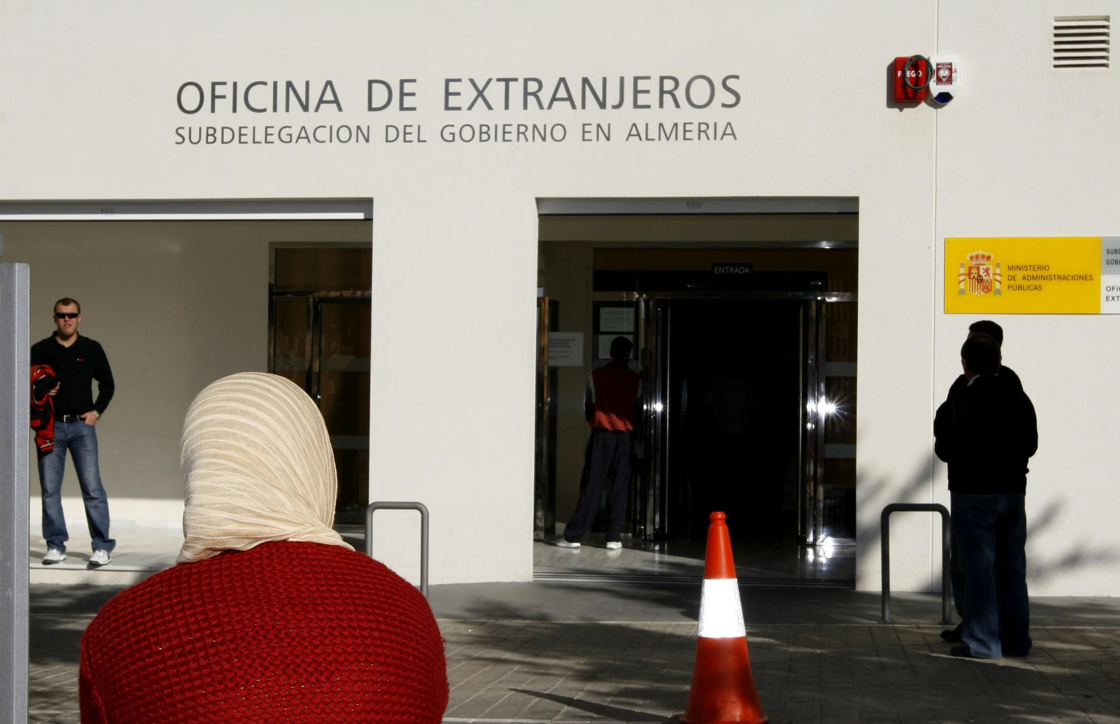 Varias personas de origen magrebí a las puertas de la Oficina de Extranjería de Almería