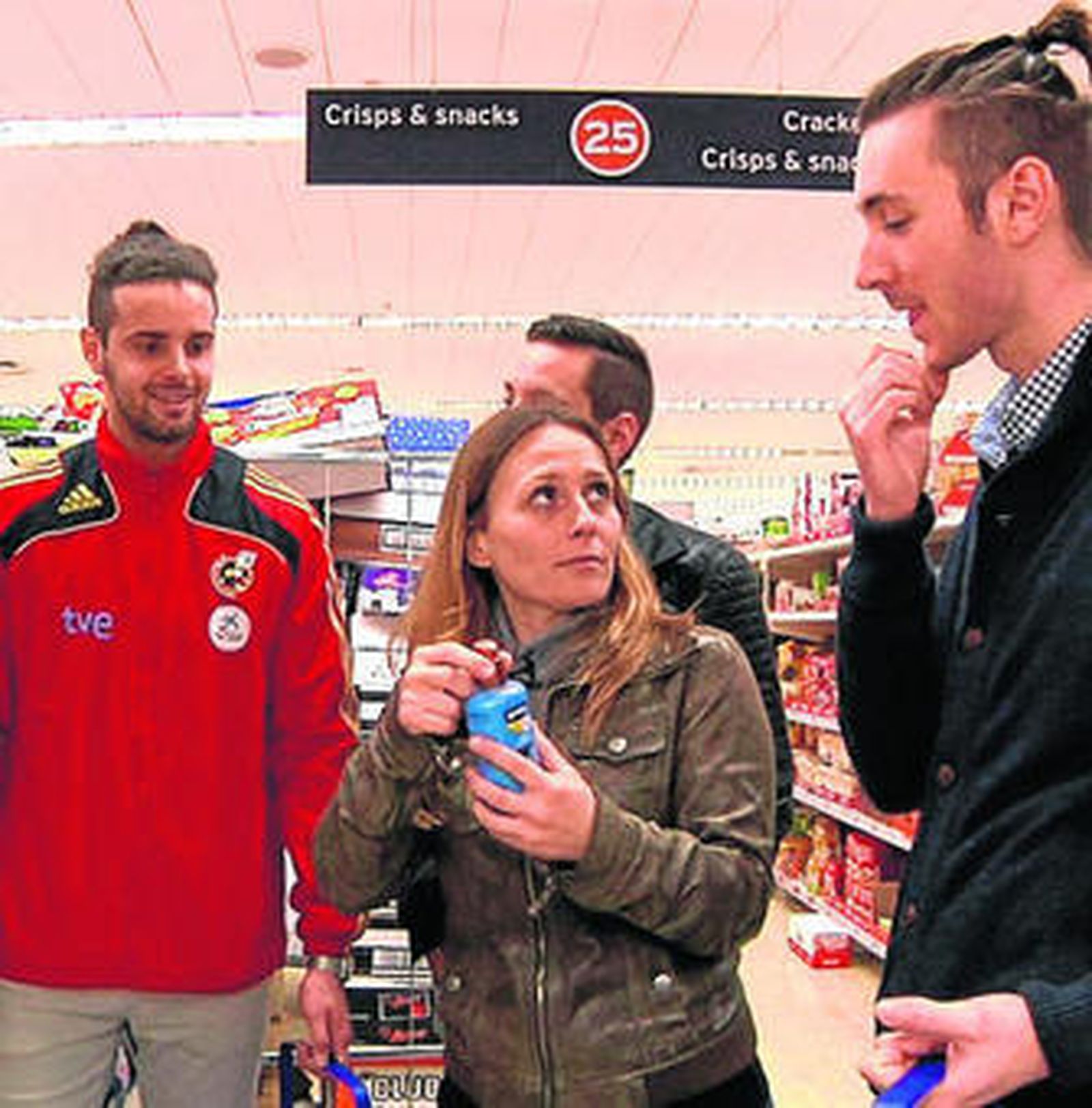La reportera María López con un grupo de andaluces en Londres.