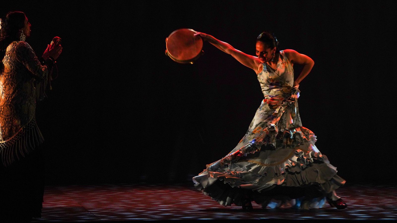 Mercedes Ruiz, bailando con pandereta.