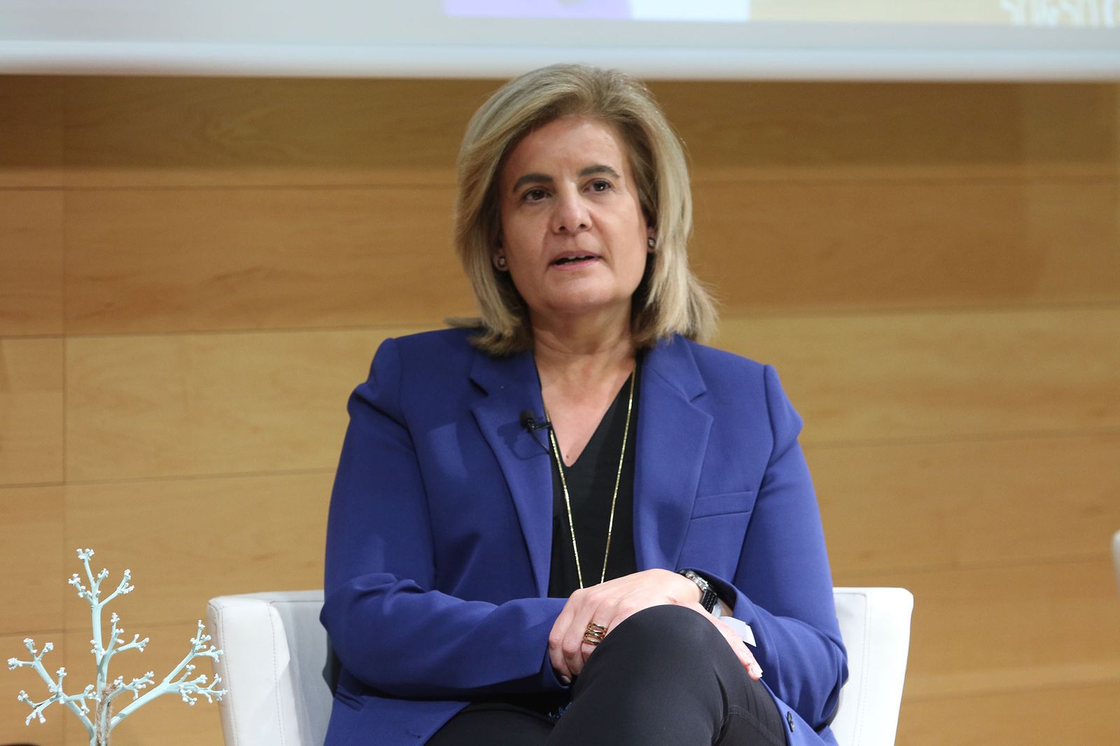 Fátima Báñez participa en el ciclo 'Economía y Sociedad’ de la Academia San Dionisio.