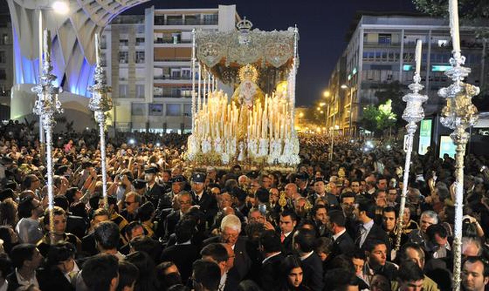 Las imágenes de la procesión extraordinaria de la Esperanza Macarena

Foto: Juan Carlos Vazquez