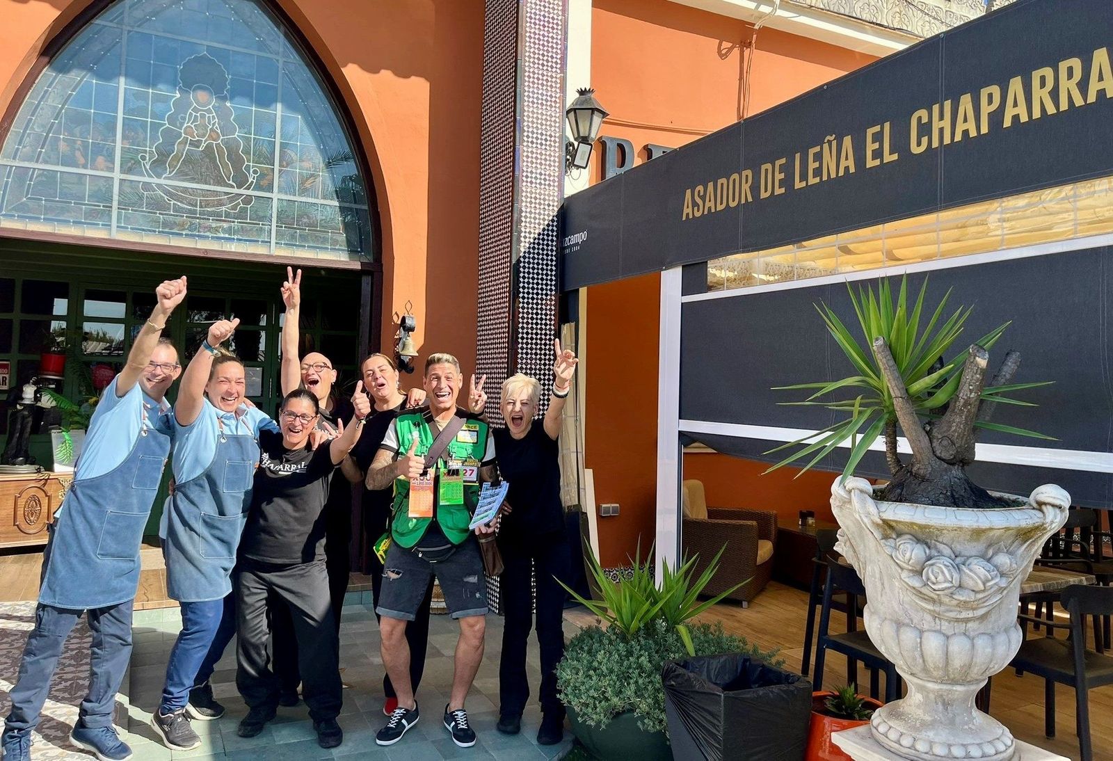 El vendedor de la ONCE, Adrián Robledo, celebrando el premio vendido en Carrión de los Céspedes.
