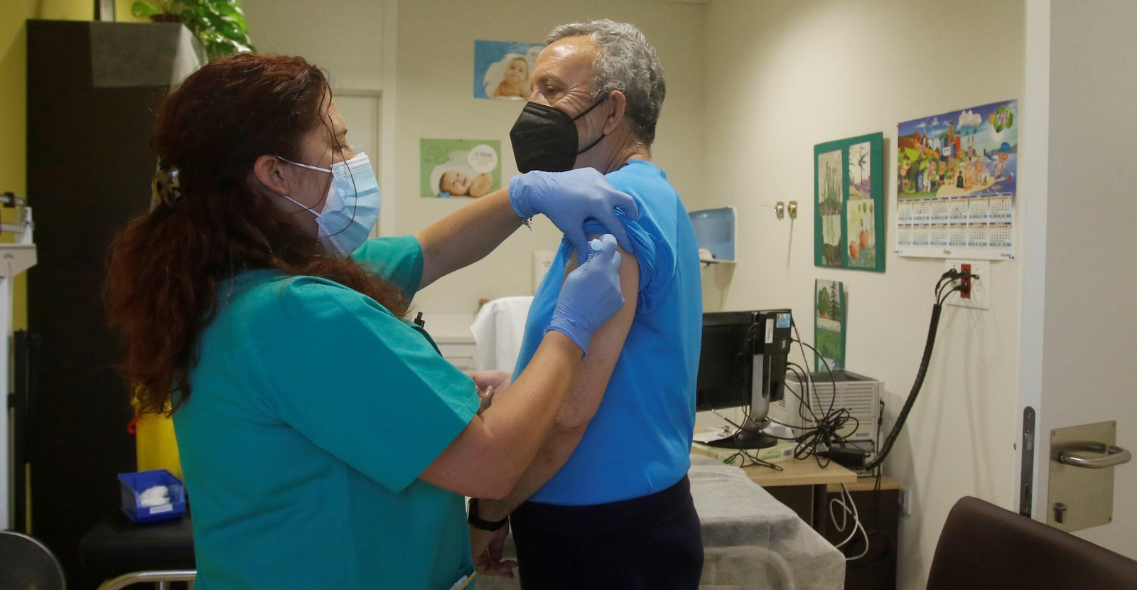 Una enfermera inyecta una vacuna en un centro de salud de Córdoba.
