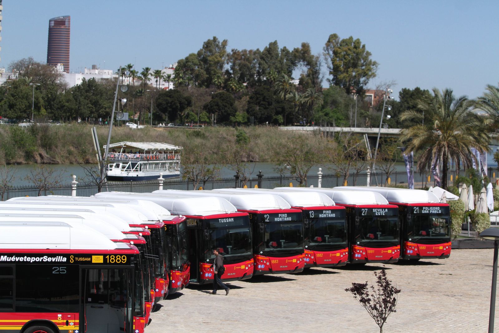 Presentación de diez autobuses que forman parte de la flota de Tussam en el Muelle de las Delicias.