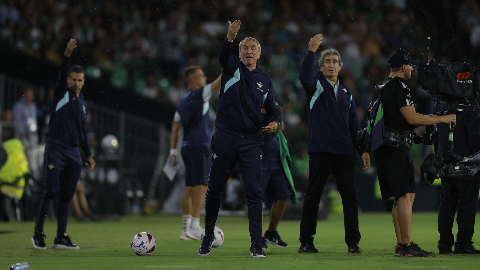 Rubén Cousillas y Manuel Pellegrini coinciden en un gesto hacia sus jugadores.