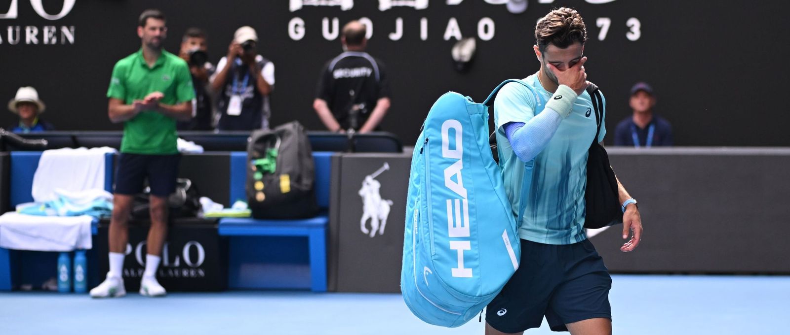 Musetti se marcha de la pista apesadumbrado mientras Djokovic lo aplaude.