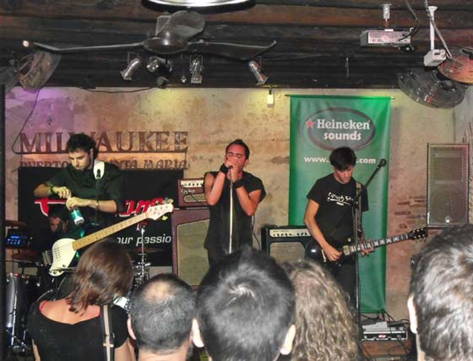 Diversos espacios de El Puerto acogen conciertos de grupos de música independiente durante las tardes del Monkey Week. 

Foto: E.G.A.