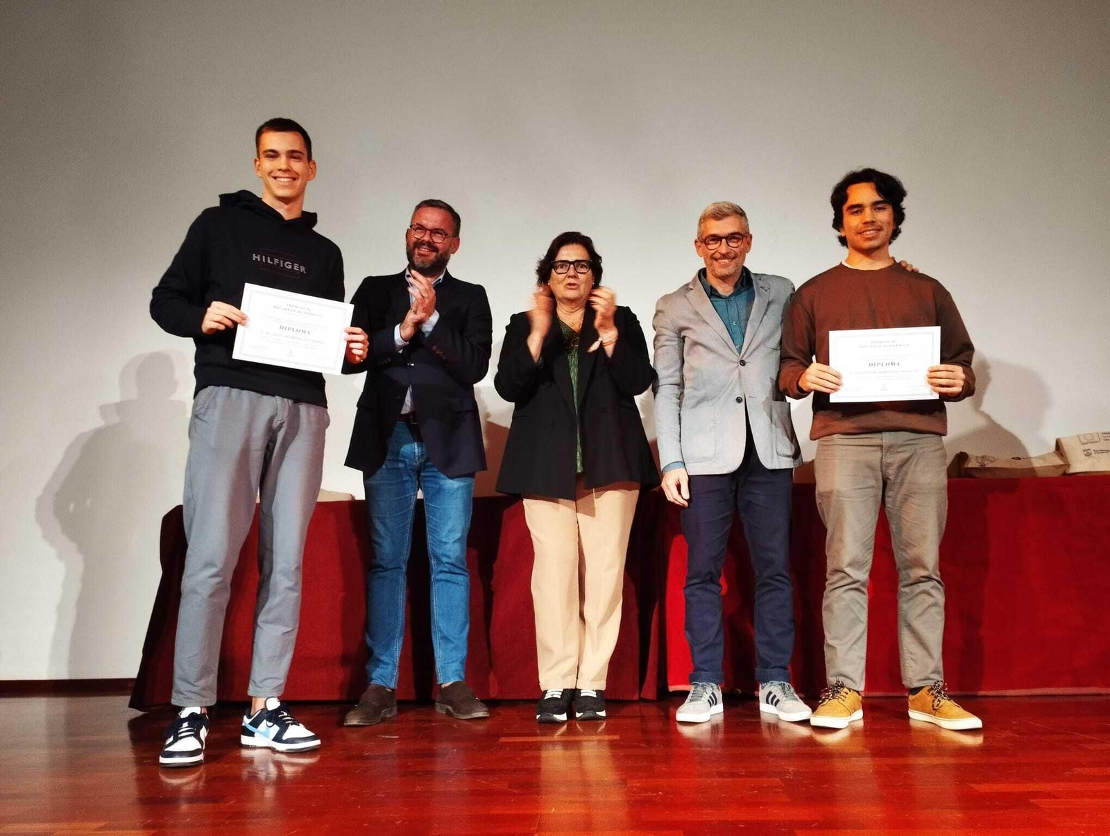 Dos alumnos recogiendo su diploma al esfuerzo académico. Dos alumnos recogiendo su diploma al esfuerzo académico.