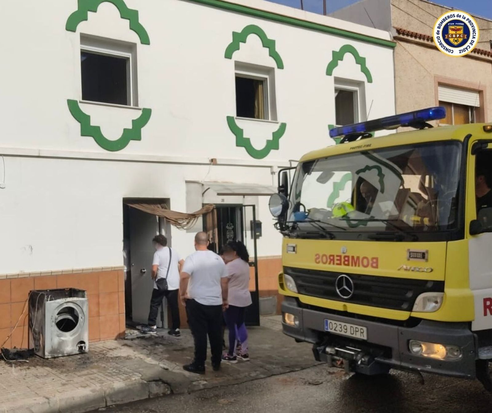 Un camión de bomberos, en la puerta de la casaa incendiada.