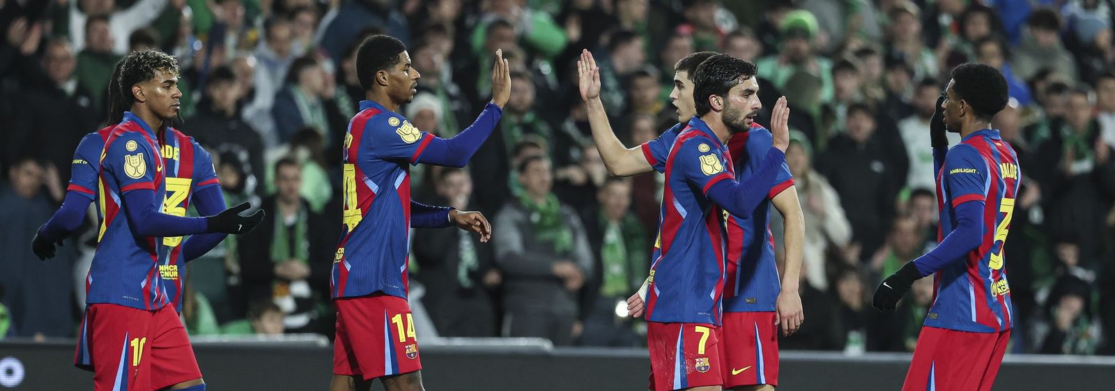 Los jugadores del Barcelona festejan el gol de Ferran que abrió el marcador ante el Racing.