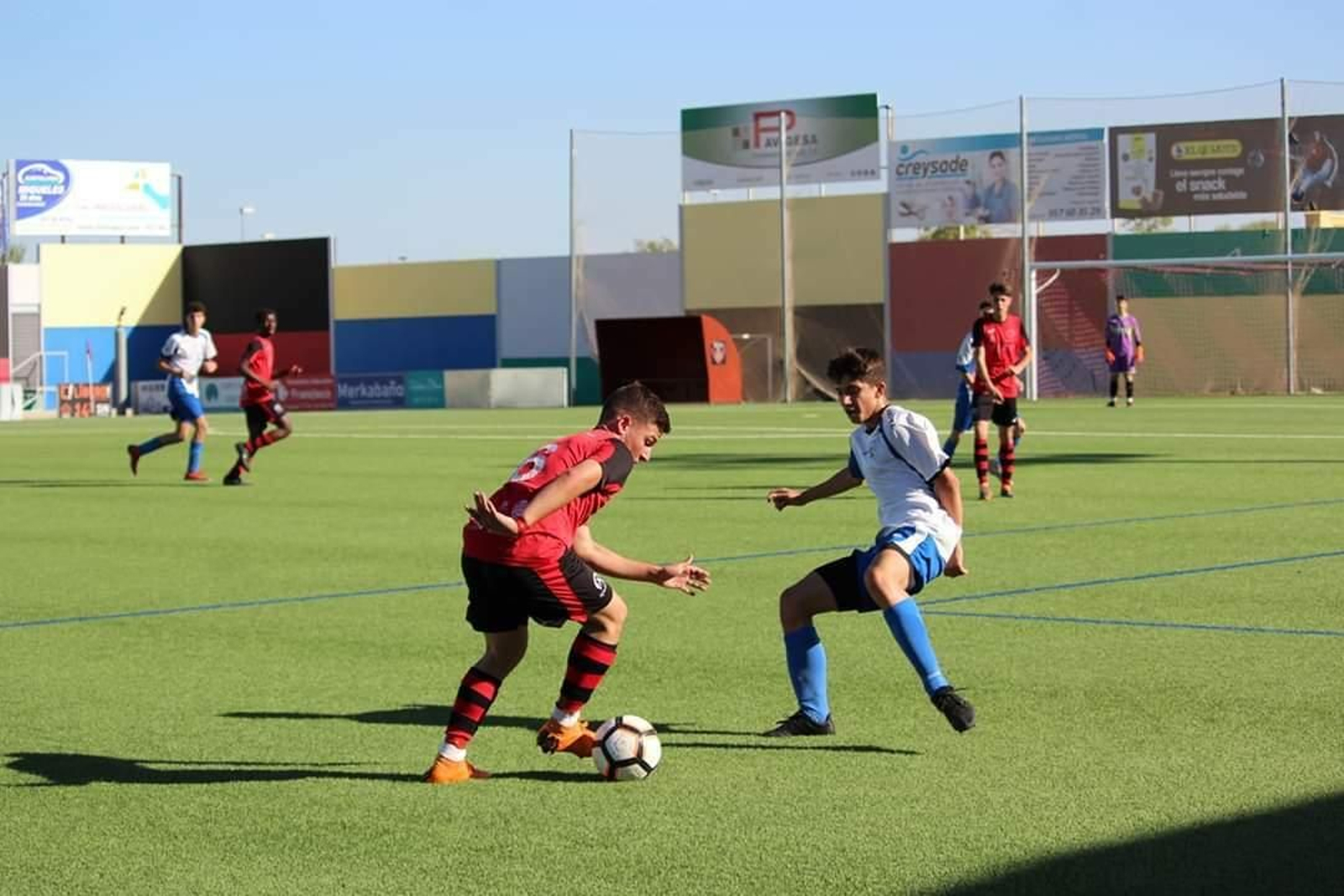 Un jugador del Salerm Puente Genil intenta driblar a un rival del Alcalá.