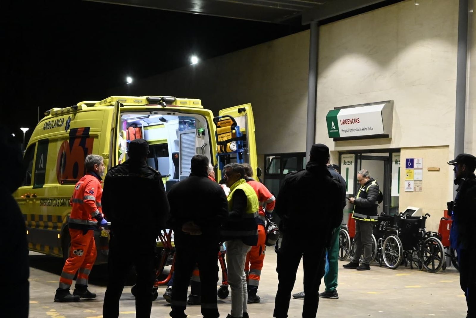 Un accidentado llega al Hospital Reina Sofía.
