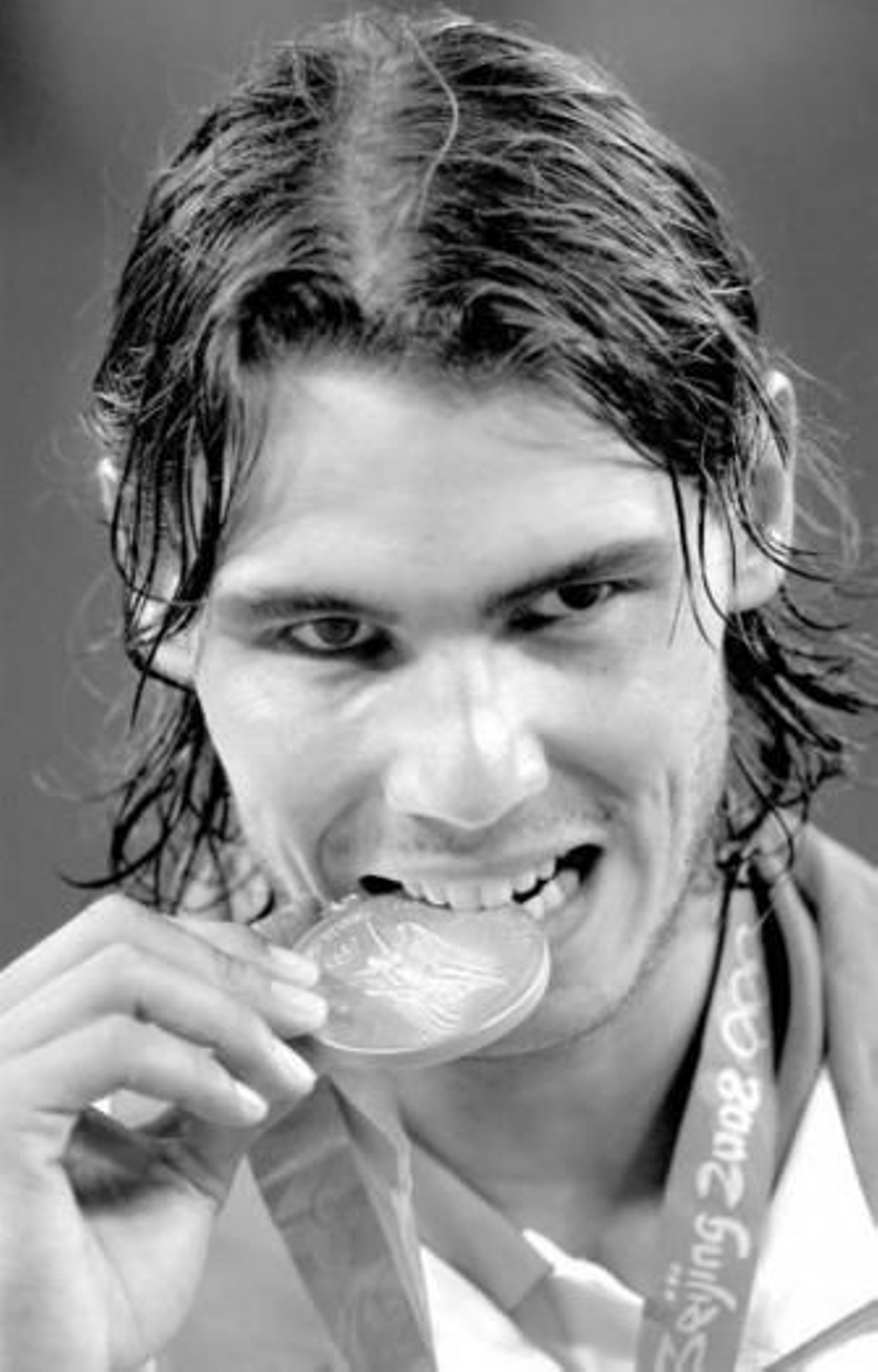 Rafa Nadal muerde su medalla de oro de Pekín.