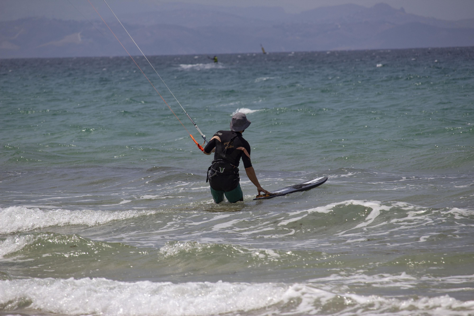 Un domingo de playa en Tarifa, en imágenes