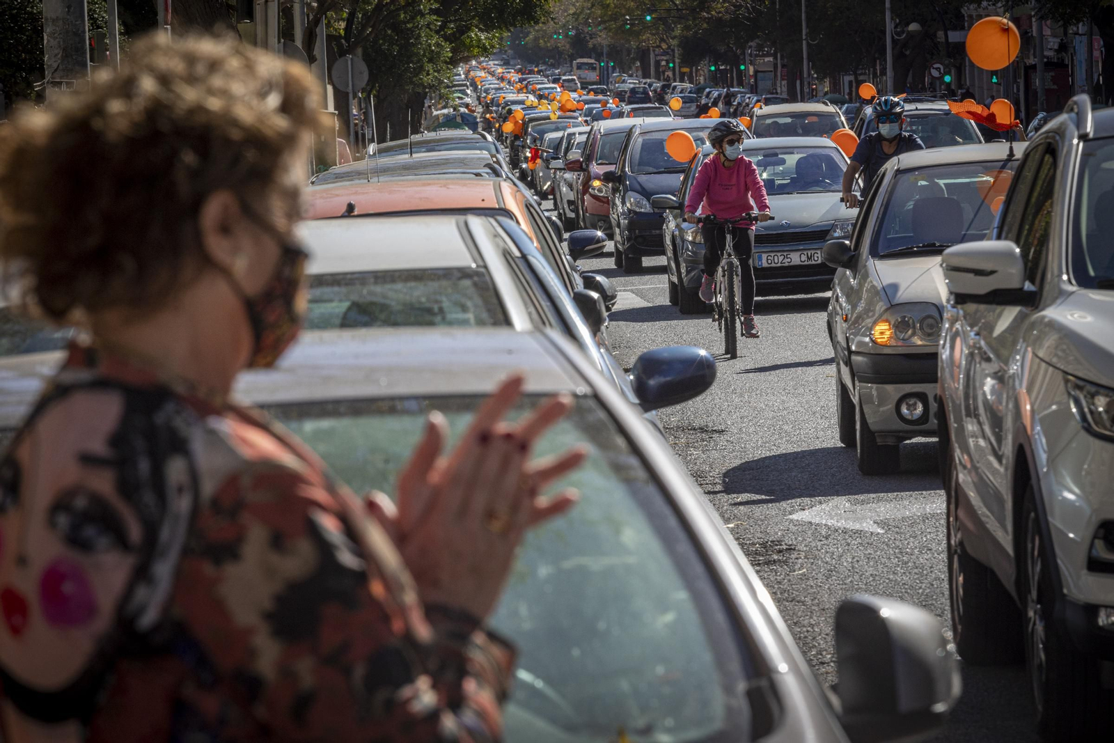 Imágenes de la caravana de coches en Cádiz contra la Ley Celaá