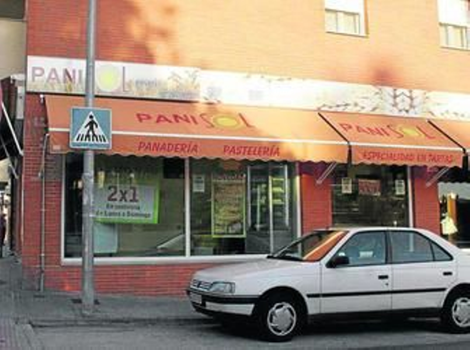 Establecimiento de la empresa Panisol en la avenida de la Libertad, siempre con reclamos de ofertas en el escaparate.