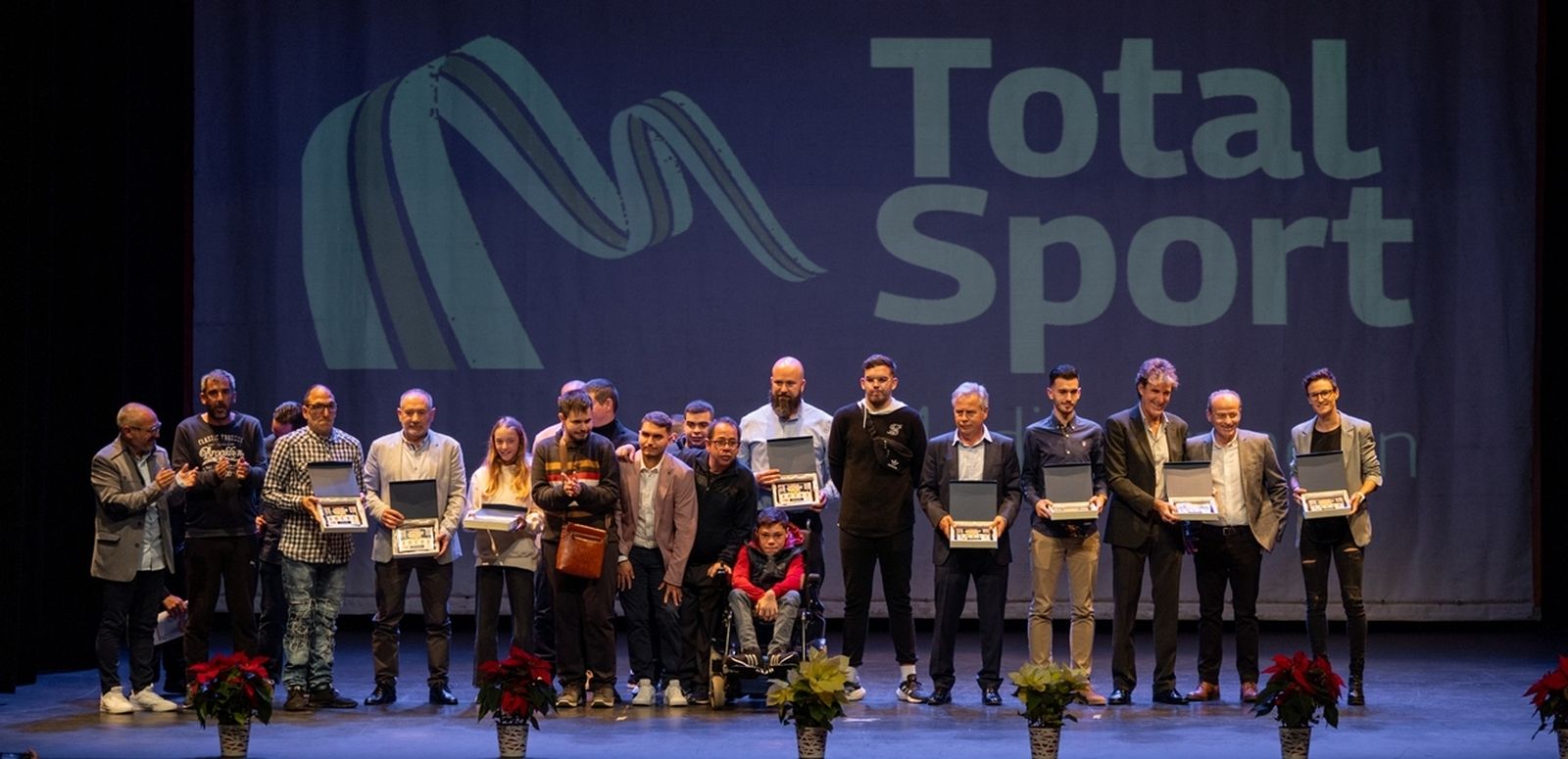 Foto de familia de los distintos galardonados en los Premios Deporte del Poniente cuya gala se celebró en Adra.