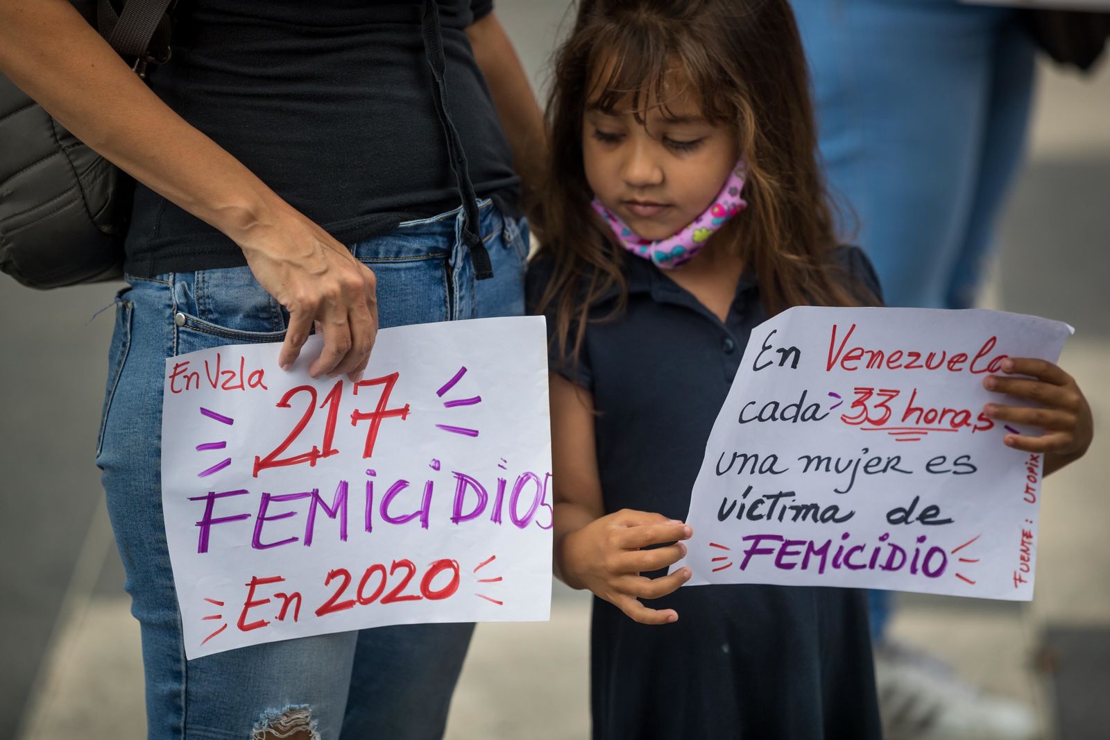 Una niña participa en una protesta contra la violencia machista en Caracas.