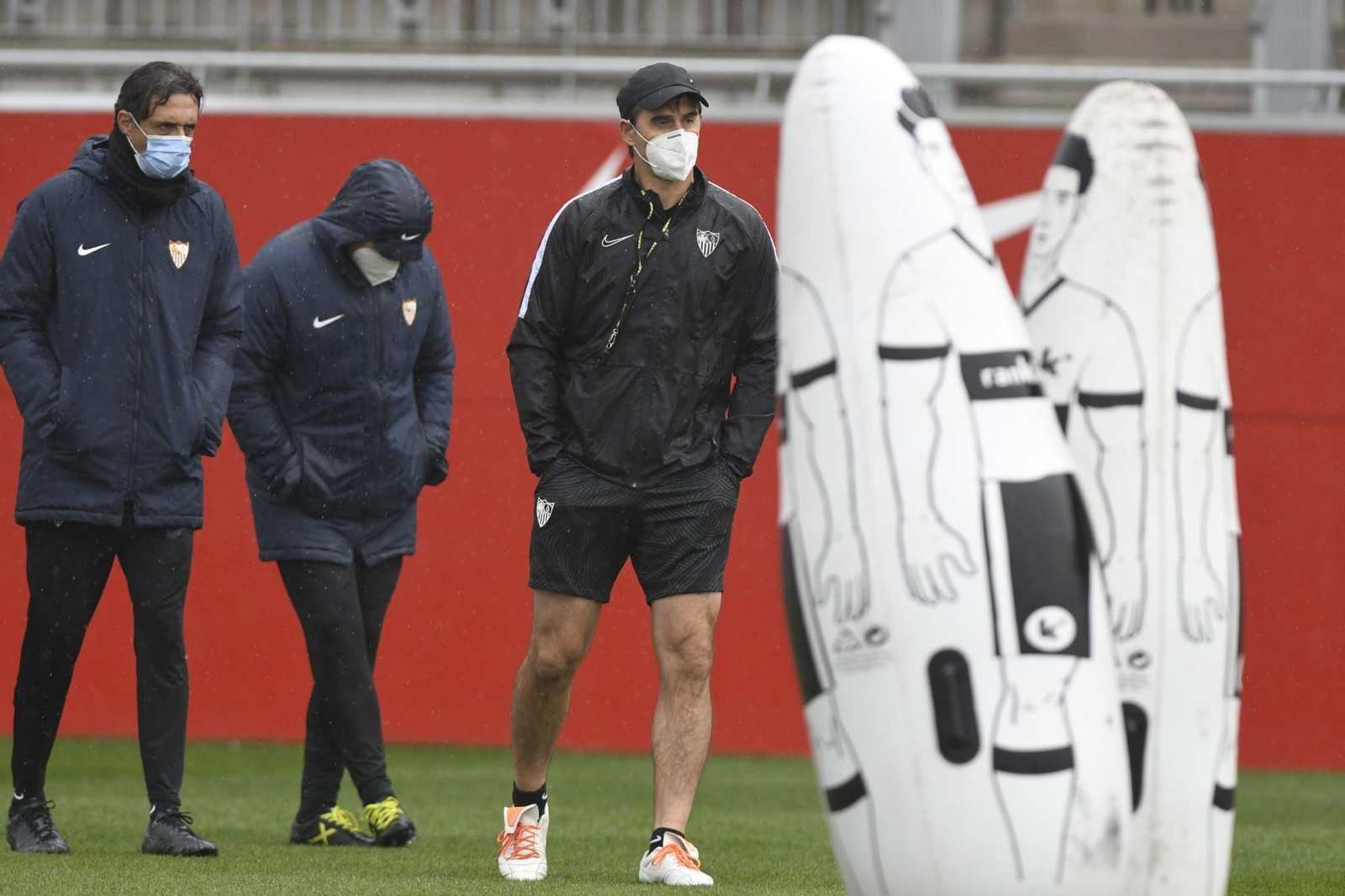 Lopetegui sale al entrenamiento con sus ayudantes.