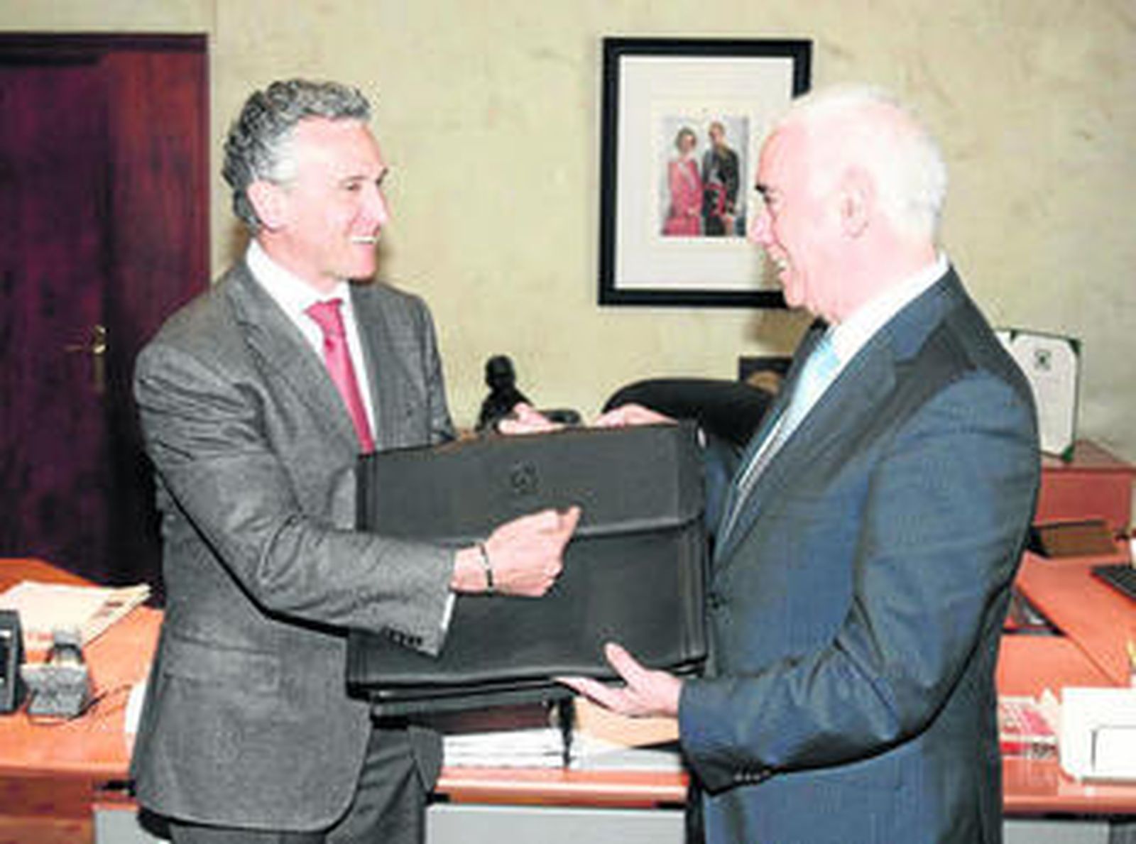 Paulino Plata (izquierda) entrega la cartera de Cultura al nuevo consejero, Luciano Alonso.
